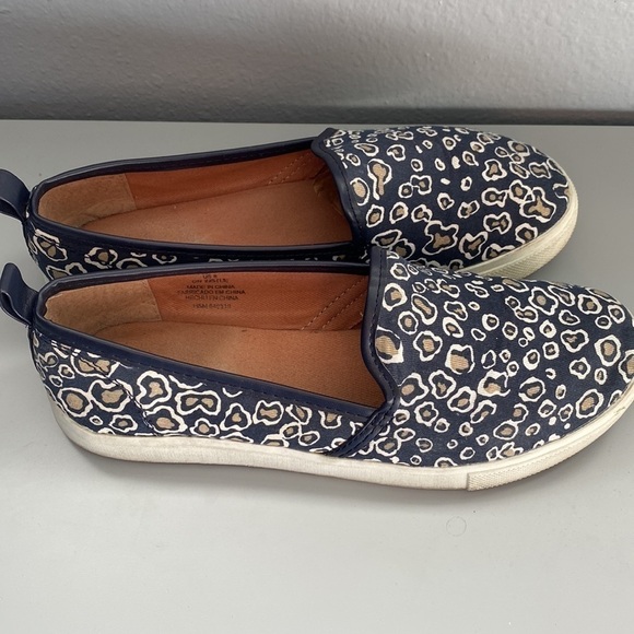 Blue animal print slip on sneakers size 6 - Picture 3 of 8